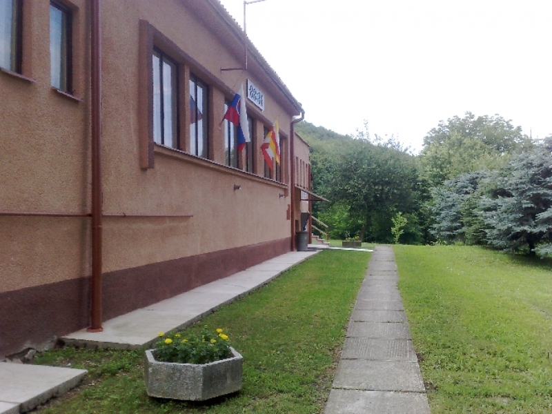 Kultúrny dom, obecný úrad a okolie.