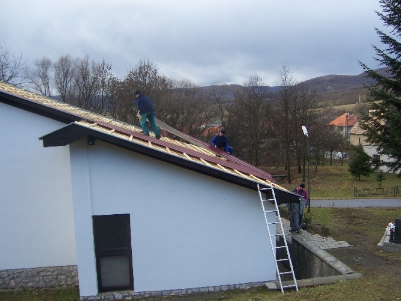 Dom smútku - výmena strešnej krytiny.