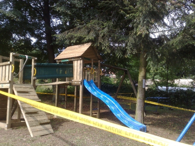Nové detské ihrisko v obecnom parku. September 2009.